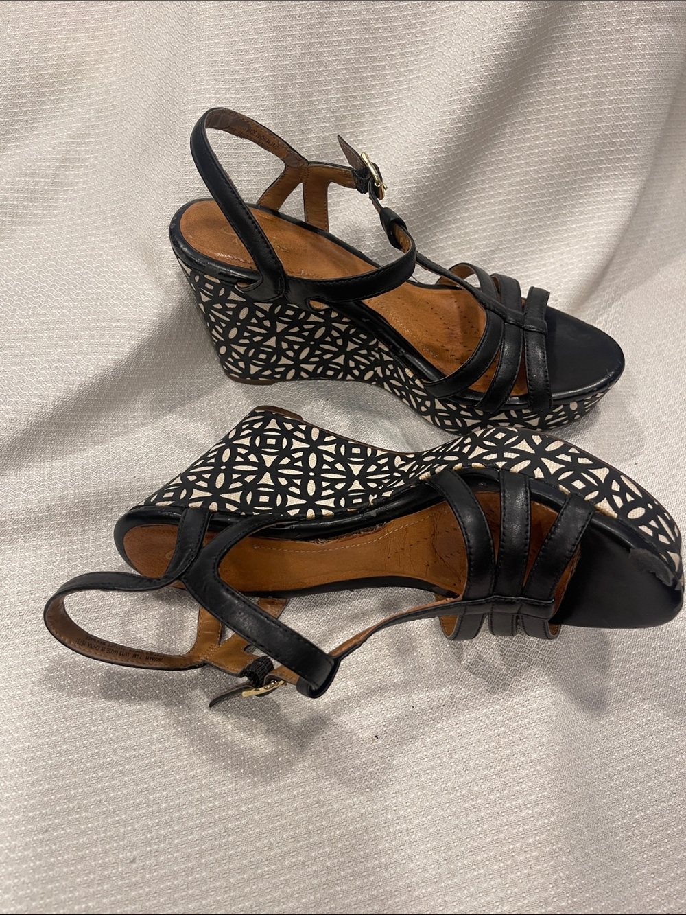 Clarks Artisan Amelia Avery Black Leather Patterned Wedge Sandals 7.5